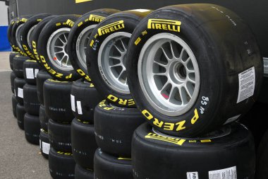 Scarperia, İtalya, 21 Ekim 2022 - Sarı Pirelli lastikleri 2022 ACI CSAI Yarış Haftası boyunca Mugello pistinin çayırındaki alaşımlı tekerleklere monte edildi.