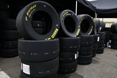Scarperia, İtalya, 21 Ekim 2022 - ACI CSAI Yarış Hafta Sonu 2022 sırasındaki Mugello Pisti 'nin çayırında sarı Pirelli lastikleri.