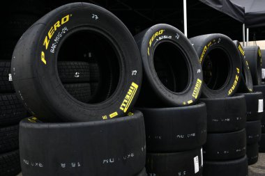 Scarperia, İtalya, 21 Ekim 2022 - ACI CSAI Yarış Hafta Sonu 2022 sırasındaki Mugello Pisti 'nin çayırında sarı Pirelli lastikleri.