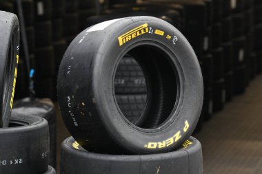 Scarperia, İtalya, 21 Ekim 2022 - ACI CSAI Yarış Hafta Sonu 2022 sırasındaki Mugello Pisti 'nin çayırında sarı Pirelli lastikleri.
