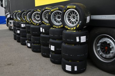 Scarperia, İtalya, 21 Ekim 2022 - Sarı Pirelli lastikleri 2022 ACI CSAI Yarış Haftası boyunca Mugello pistinin çayırındaki alaşımlı tekerleklere monte edildi.