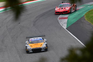 Mugello Pisti, İtalya 21 Ekim 2022: Di Folco tarafından sürülen Lamborghini Huracn GT3 - Imperiale Sport Car takımından Middleton, İtalya Şampiyonası eleme oturumunda GT