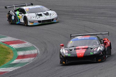 Mugello Pisti, İtalya - 21 Ekim 2022: Ferrari 488 GT3 Evo Agostini tarafından sürülüyor - Kolay Yarış Takımının Vebster 'ı İtalyan Şampiyonası eleme oturumunda GT