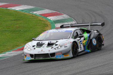 Mugello Pisti, İtalya 21 Ekim 2022: Di Folco tarafından sürülen Lamborghini Huracn GT3 - Imperiale Sport Car takımından Middleton, İtalya Şampiyonası eleme oturumunda GT