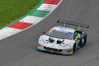 Mugello Pisti, İtalya 21 Ekim 2022: Di Folco tarafından sürülen Lamborghini Huracn GT3 - Imperiale Sport Car takımından Middleton, İtalya Şampiyonası eleme oturumunda GT