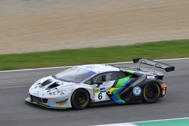 Mugello Pisti, İtalya 21 Ekim 2022: Di Folco tarafından sürülen Lamborghini Huracn GT3 - Imperiale Sport Car takımından Middleton, İtalya Şampiyonası eleme oturumunda GT