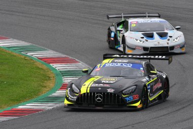 Mugello Pisti, İtalya - 21 Ekim 2022: Galbiati 'nin sürdüğü Mercedes AMG GT3 - Antonelli Motorsport takımından Cressoni, İtalya Şampiyonası eleme oturumunda GT