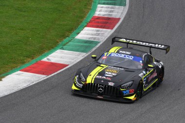 Mugello Pisti, İtalya - 21 Ekim 2022: Galbiati 'nin sürdüğü Mercedes AMG GT3 - Antonelli Motorsport takımından Cressoni, İtalya Şampiyonası eleme oturumunda GT