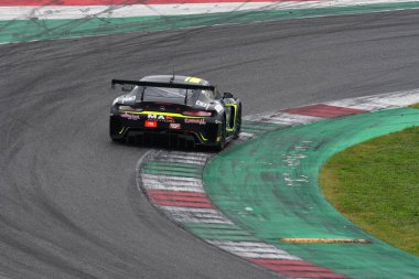 Mugello Pisti, İtalya - 21 Ekim 2022: Galbiati 'nin sürdüğü Mercedes AMG GT3 - Antonelli Motorsport takımından Cressoni, İtalya Şampiyonası eleme oturumunda GT