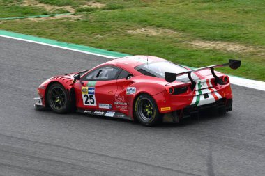 Mugello Circuit, İtalya - 21 Ekim 2022: Ferrari GT3 Evo Han Huilin-Gai takımı AF Corse tarafından sürülüyor.