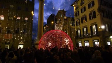 Floransa, Aralık 2019: Noel zamanı Floransa 'nın merkezi. Santa Trinita Meydanı 'nda turistlerin Noel ışıkları süslemeleri, İtalya.