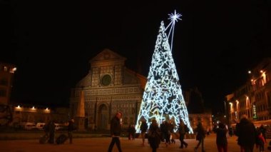 Floransa, Aralık 2019: Santa Maria Novella Meydanı 'ndaki Noel Ağacı' nı 2019 Noel Tatili boyunca Işık Festivali vesilesiyle aydınlatmıştır..