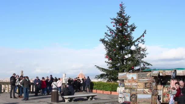 Florenz Dezember 2019 Weihnachtsbaum Auf Dem Michelangelo Platz Touristen Bewundern — Stockvideo