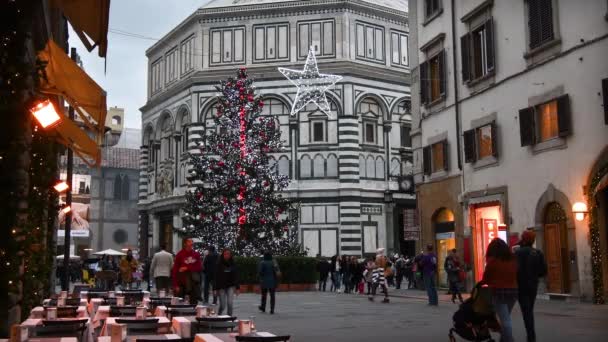 2019年12月 佛罗伦萨 游客在佛罗伦萨多摩广场购物 圣诞树和浸信会背景 意大利 — 图库视频影像