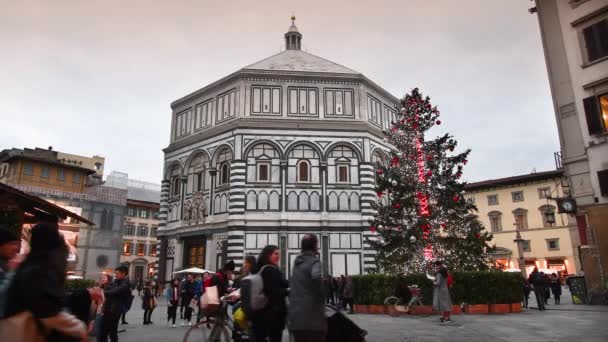 피렌체 2019 피렌체의 광장에서 관광객들 쇼핑을 크리스마스 트리와 배경에 있습니다 — 비디오