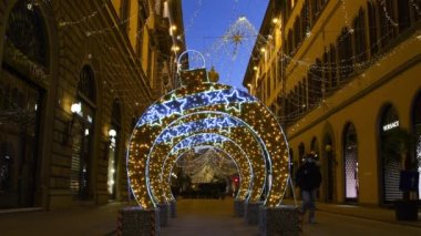 Floransa, Aralık 2020: Floransa 'nın merkezinde parlak ışıklar ve turistlerle Noel süslemesi. Tornabuoni yoluyla, Floransa 'nın tarihi merkezindeki moda sokağı. İtalya.