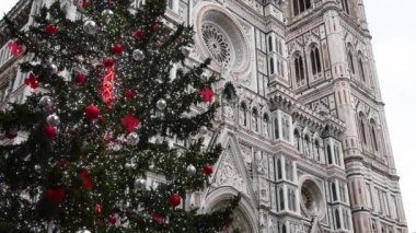 Floransa 'da Santa Maria del Fiore Katedrali' nin güzel cephesi arka planda ve yağan karla kaplı Noel Ağacı. İtalya.