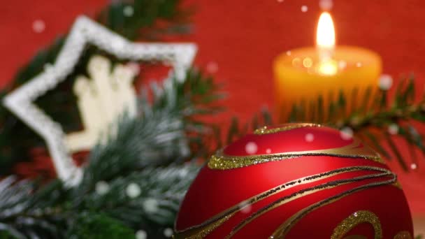 圣诞舞会的特写装饰 燃烧橙色的蜡烛 绿色的枞树枝条和雪花飘落的效果 圣诞气氛 — 图库视频影像