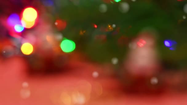 Санта Игрушки Еловыми Ветвями Сверкающими Огнями Эффект Падения Снега Рождественская — стоковое видео