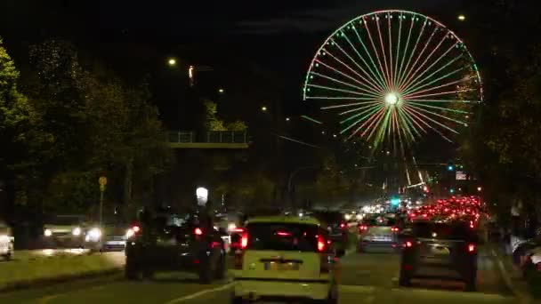 Weihnachtsfeiertage Beleuchtetes Riesenrad Mit Fließendem Verkehr Auf Den Alleen Zentrum — Stockvideo
