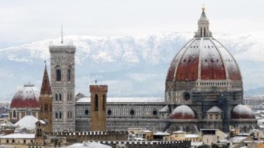 Santa Maria del Fiore Katedrali (Duomo) ve Giotto 'nun Campanile (çan kulesi), kışın Michelangelo Meydanı' ndan görülen bir kar yağışı sırasında. Floransa, Toskana, İtalya