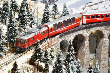 Floransa, İtalya - Aralık 2022 İsviçre Bernina ekspres treniyle viyadük.
