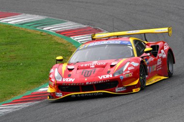 Mugello Pisti, İtalya - 21 Ekim 2022: Ferrari 488 GT3 Evo Scuderia Baldini 27 takımından Di Amato tarafından sürülüyor.