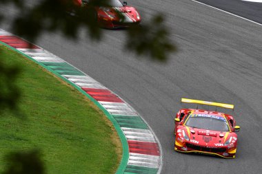 Mugello Pisti, İtalya - 21 Ekim 2022: Ferrari 488 GT3 Evo Scuderia Baldini 27 takımından Di Amato tarafından sürülüyor.