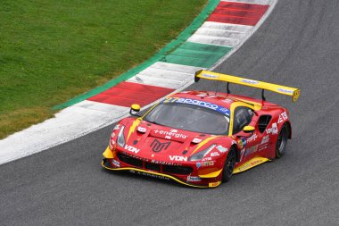 Mugello Pisti, İtalya - 21 Ekim 2022: Ferrari 488 GT3 Evo Scuderia Baldini 27 takımından Di Amato tarafından sürülüyor.