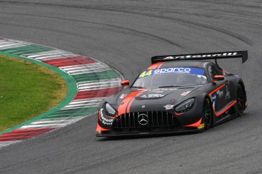 Mugello Pisti, İtalya - 21 Ekim 2022: Mercedes AMG GT3 Antonelli Motorsport takımının Pesce takımı tarafından sürülen GT