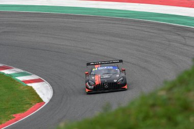 Mugello Pisti, İtalya - 21 Ekim 2022: Mercedes AMG GT3 Antonelli Motorsport takımının Pesce takımı tarafından sürülen GT
