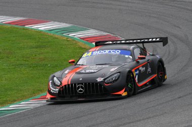 Mugello Pisti, İtalya - 21 Ekim 2022: Mercedes AMG GT3 Antonelli Motorsport takımının Pesce takımı tarafından sürülen GT
