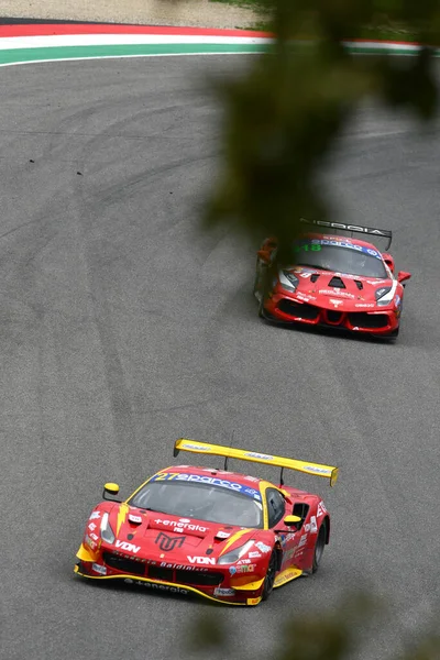 Mugello Pisti, İtalya - 21 Ekim 2022: Ferrari 488 GT3 Evo Scuderia Baldini 27 takımından Di Amato tarafından sürülüyor.