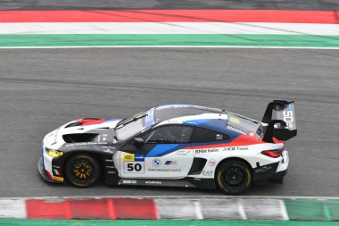 Mugello Pisti, İtalya - 21 Ekim 2022: Glock tarafından sürülen BMW M4 GT3 - İtalyan Şampiyonası eleme oturumu sırasında BMW Italia-Ceccato Racing takımından Klingmann