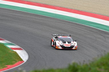 Mugello Pisti, İtalya - 21 Ekim 2022: Lamborghini Huracn GT3, Cecotto tarafından sürülen LP Racing takımından Di Giusto, İtalyan Şampiyonası 'nın ön eleme oturumunda yarışa başladı.