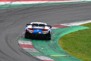 Mugello Pisti, İtalya - 21 Ekim 2022: Honda NSX GT3 Paul Kung Ching - Nova Race takımından Lee Ying Kin İtalyan Şampiyonası eleme oturumunda görev başında