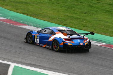 Mugello Pisti, İtalya - 21 Ekim 2022: Honda NSX GT3 Paul Kung Ching - Nova Race takımından Lee Ying Kin İtalyan Şampiyonası eleme oturumunda görev başında
