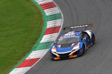 Mugello Pisti, İtalya - 21 Ekim 2022: Honda NSX GT3 Paul Kung Ching - Nova Race takımından Lee Ying Kin İtalyan Şampiyonası eleme oturumunda görev başında