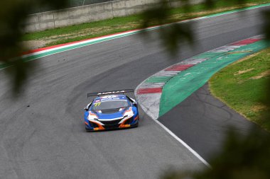 Mugello Pisti, İtalya - 21 Ekim 2022: Honda NSX GT3 Paul Kung Ching - Nova Race takımından Lee Ying Kin İtalyan Şampiyonası eleme oturumunda görev başında