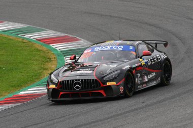 Mugello Pisti, İtalya - 21 Ekim 2022: Marchetti 'nin kullandığı Mercedes AMG GT4 - İtalyan Şampiyonası' nın ön eleme oturumu sırasında Nova Yarışı takımından Schjerpen