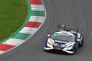 Mugello Pisti, İtalya - 21 Ekim 2022: Lamborghini Huracan ST Evo 2 İtalyan Şampiyonası ön eleme oturumunda Bonaldi Motorsport takımından Mendez Andres tarafından kullanıldı