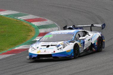 Mugello Pisti, İtalya - 21 Ekim 2022: Lamborghini Huracan ST Evo 2 sürüşü Barri - Bonaldi Motorsport takımından Scalvini