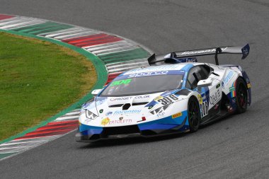 Mugello Pisti, İtalya - 21 Ekim 2022: Lamborghini Huracan ST Evo 2 sürüşü Barri - Bonaldi Motorsport takımından Scalvini