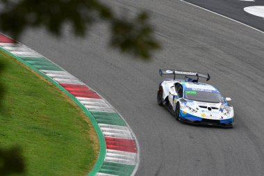 Mugello Pisti, İtalya - 21 Ekim 2022: Lamborghini Huracan ST Evo 2 sürüşü Barri - Bonaldi Motorsport takımından Scalvini
