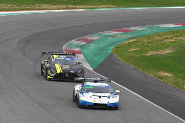Mugello Pisti, İtalya - 21 Ekim 2022: Lamborghini Huracan ST Evo 2 sürüşü Barri - Bonaldi Motorsport takımından Scalvini