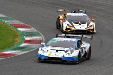 Mugello Pisti, İtalya - 21 Ekim 2022: Lamborghini Huracan ST Evo 2 sürüşü Barri - Bonaldi Motorsport takımından Scalvini