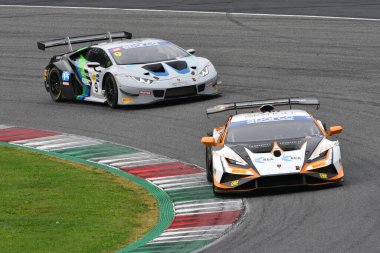 Mugello Pisti, İtalya - 21 Ekim 2022: Lamborghini Huracan ST Evo 2 Rexal Team FFF Racing tarafından sürülen İtalyan Şampiyonası eleme oturumu GT