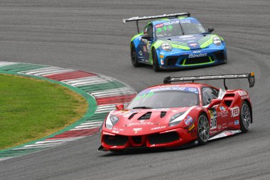 Mugello Pisti, İtalya - 21 Ekim 2022: Ferrari 488 Challenge Evo İtalyan Şampiyonası eleme oturumunda En İyi Kucak takımından Babalus tarafından kullanıldı