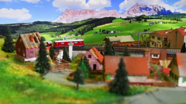 Floransa Talya Aralık 2022 Minyatür Kırmızı Oyuncak Treni Model Demiryolu — Stok video