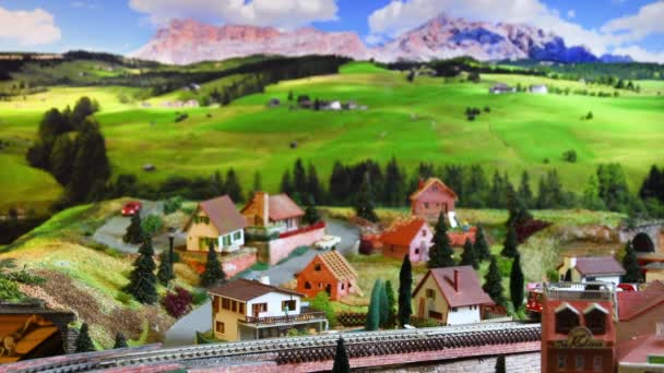 2022年12月 意大利佛罗伦萨 红色模型玩具火车的缩影 铁路模型 山区远大目标 — 图库视频影像